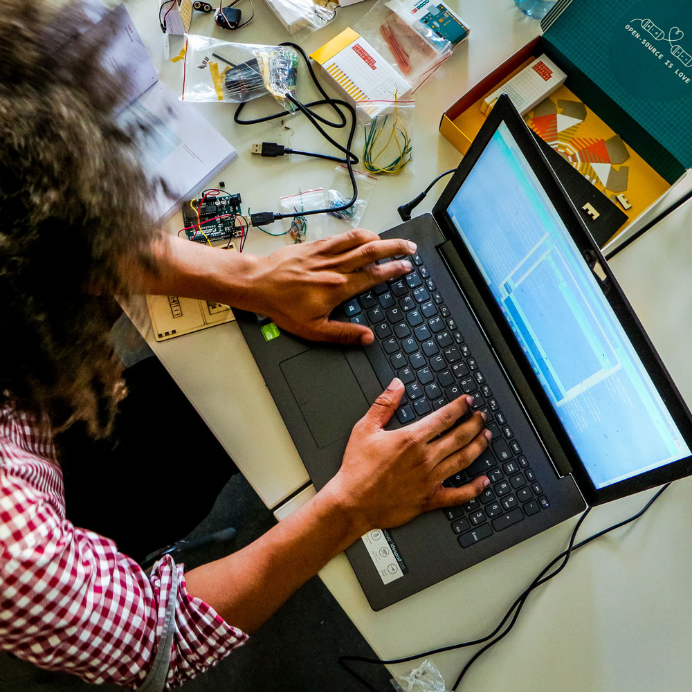 Ein Student schreibt ein Programm für sein Arduino-Projekt.