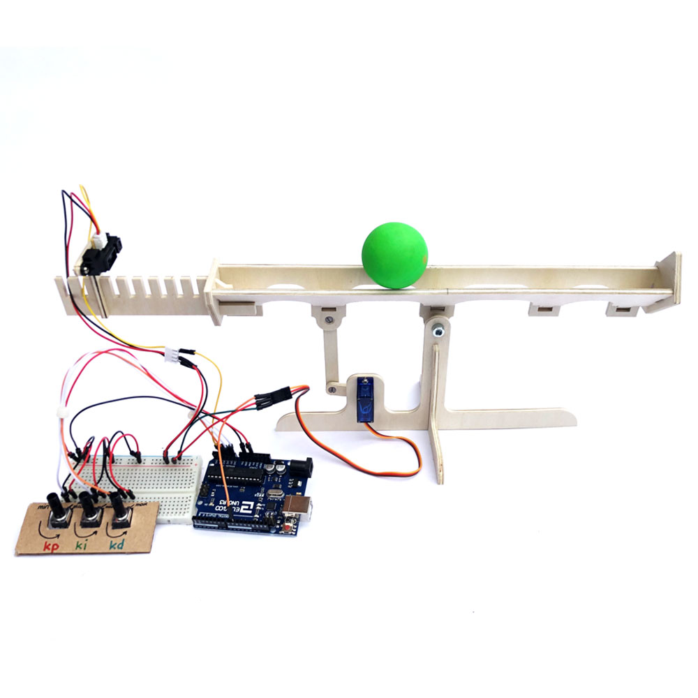 Studierenden-Projekt zur Einführung in die Regelungstechnik: Mit einem Abstandssensor, Arduino und Servomotor wird die Lage eines Balls auf einer Wippe geregelt. Die Parameter des PID-Reglers können über Potentiometer angepasst werden.
