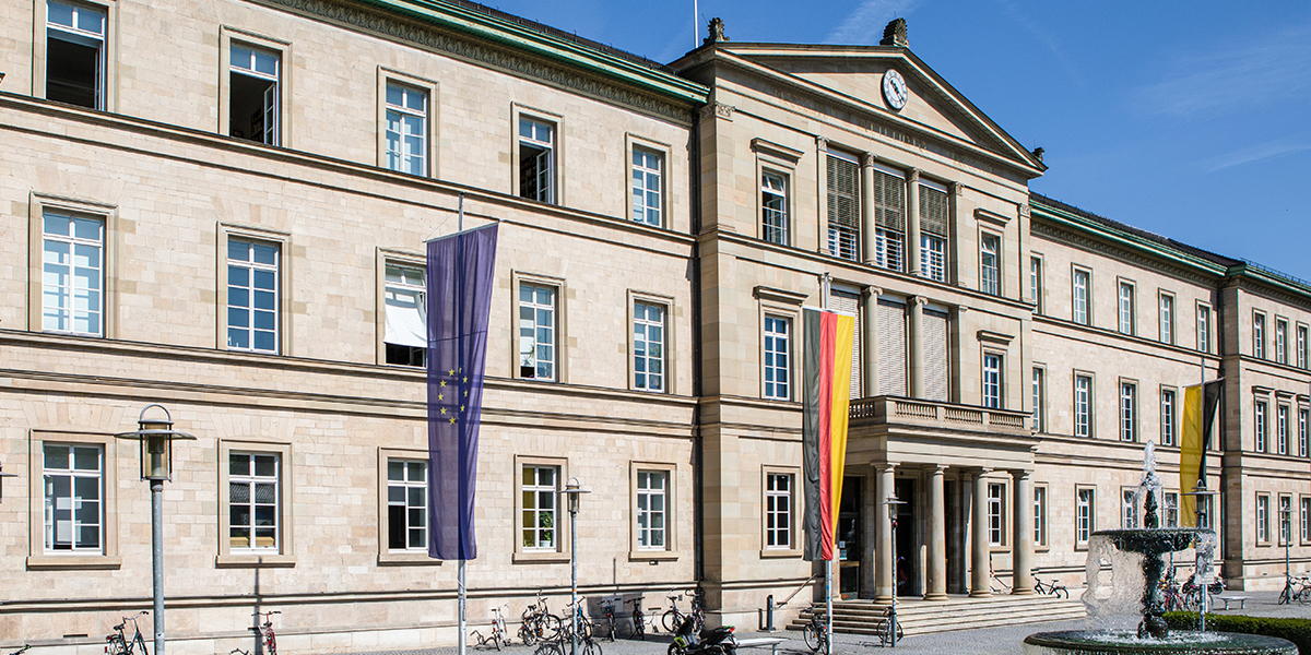 Neue Aula in Tübingen, mit Flaggen der EU, Deutschland und Baden Württemberg