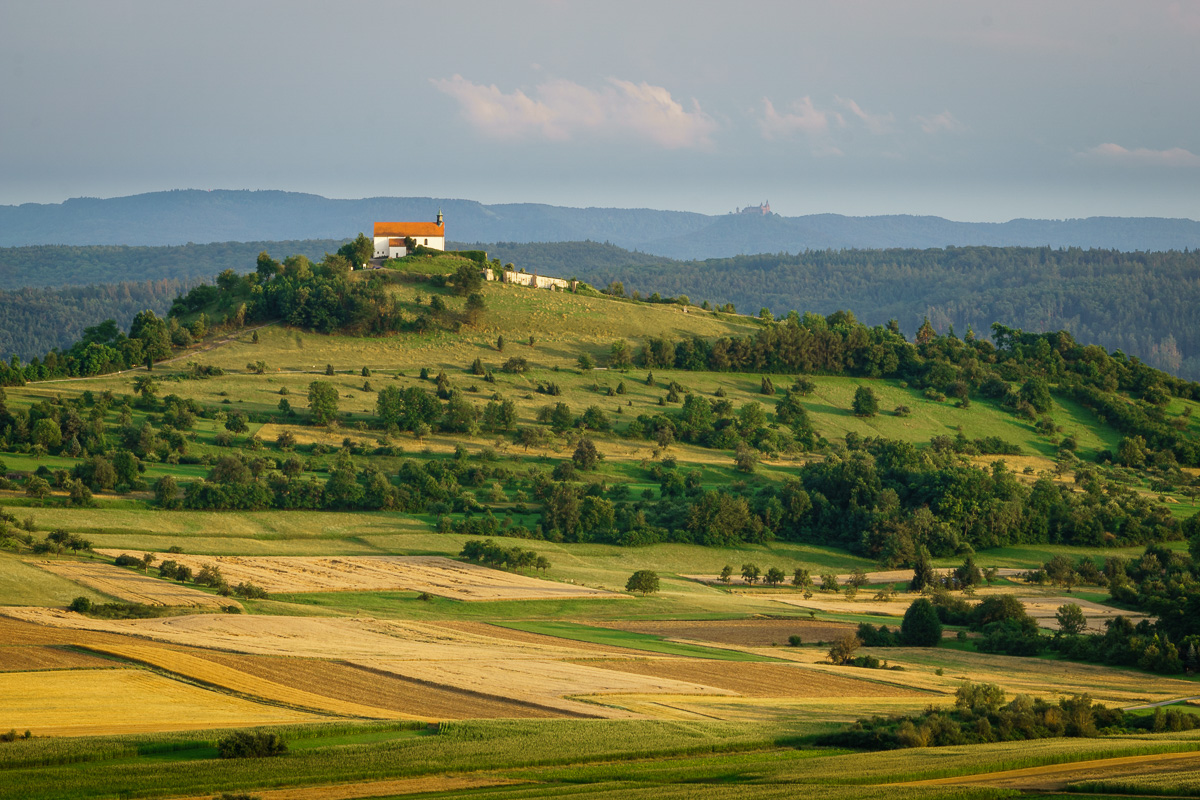 Fields and meadows and the Wurmlinger Chapel, in the background the Swabian Mountains