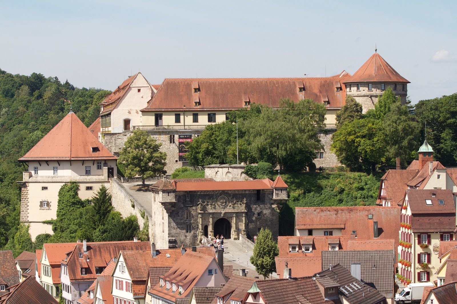 Das Schloss Hohentübingen, die Dächer der Altstadt im Vordergrund