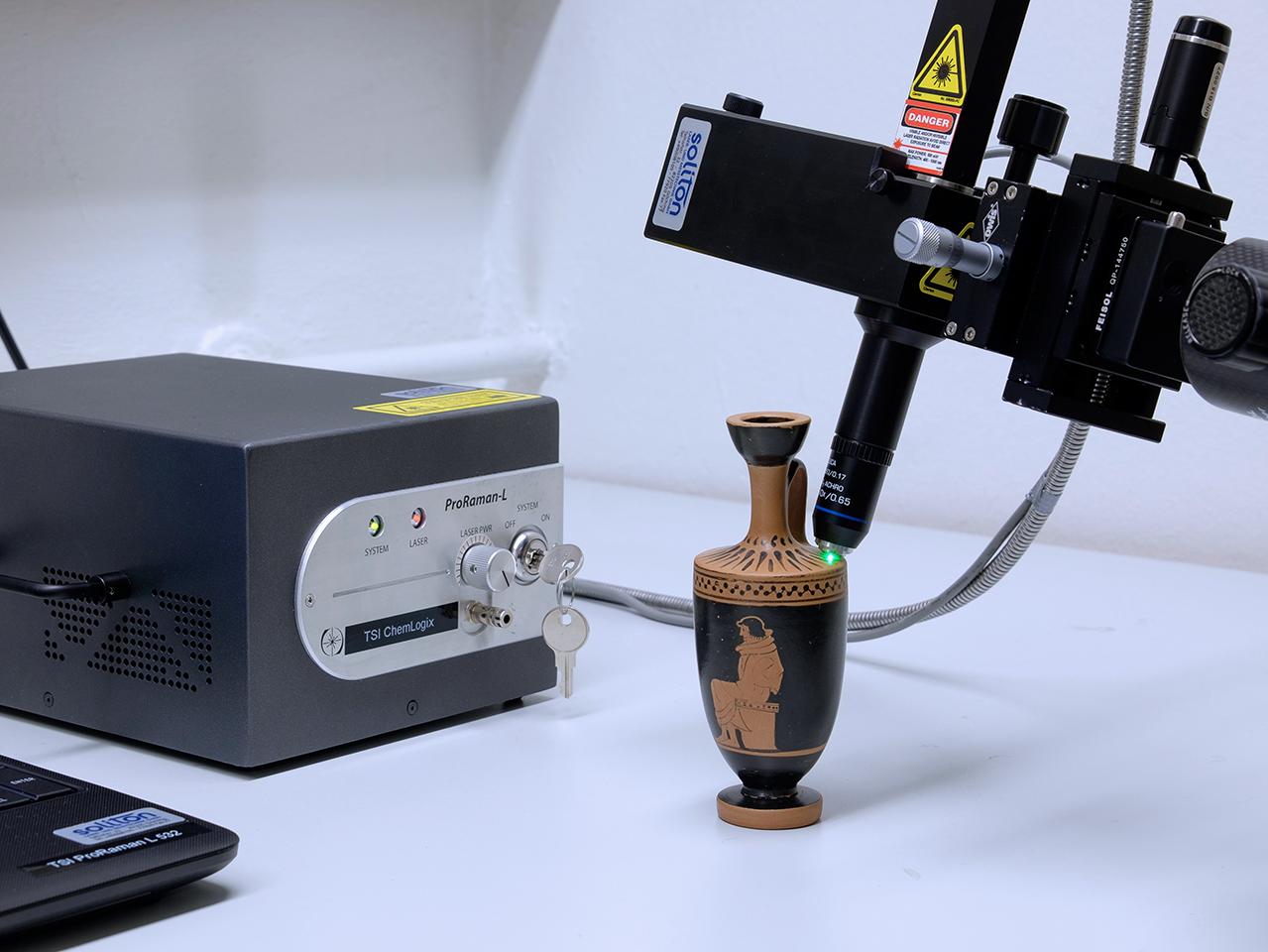 Mobile Raman spectrometer for the analysis of archaeological objects 