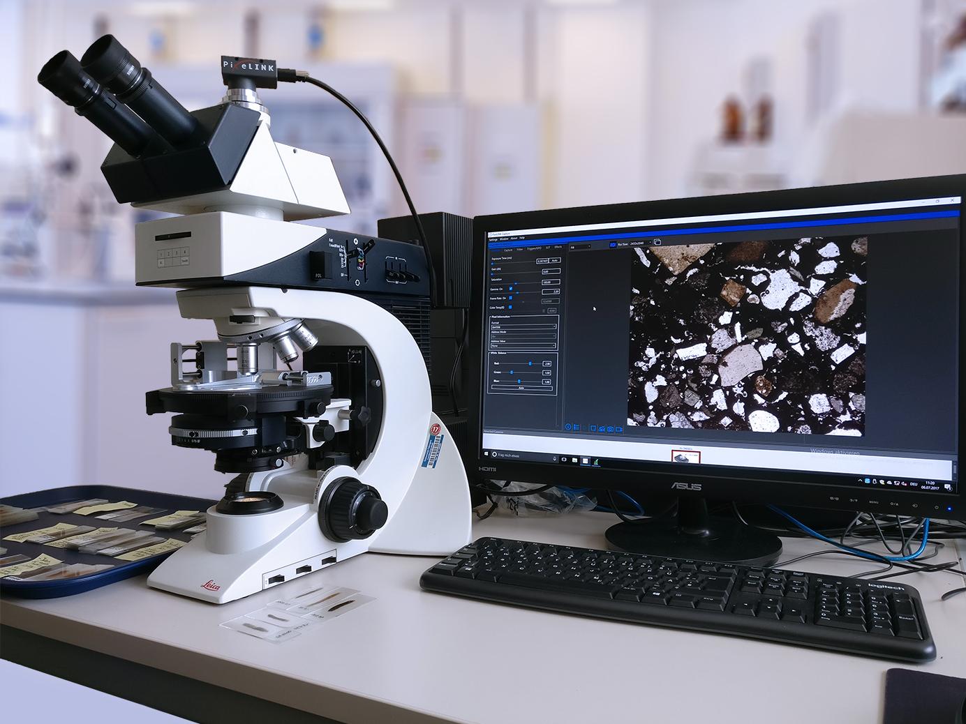 Mikroskop für die Keramikpetrographie im Labor des CCA-BW