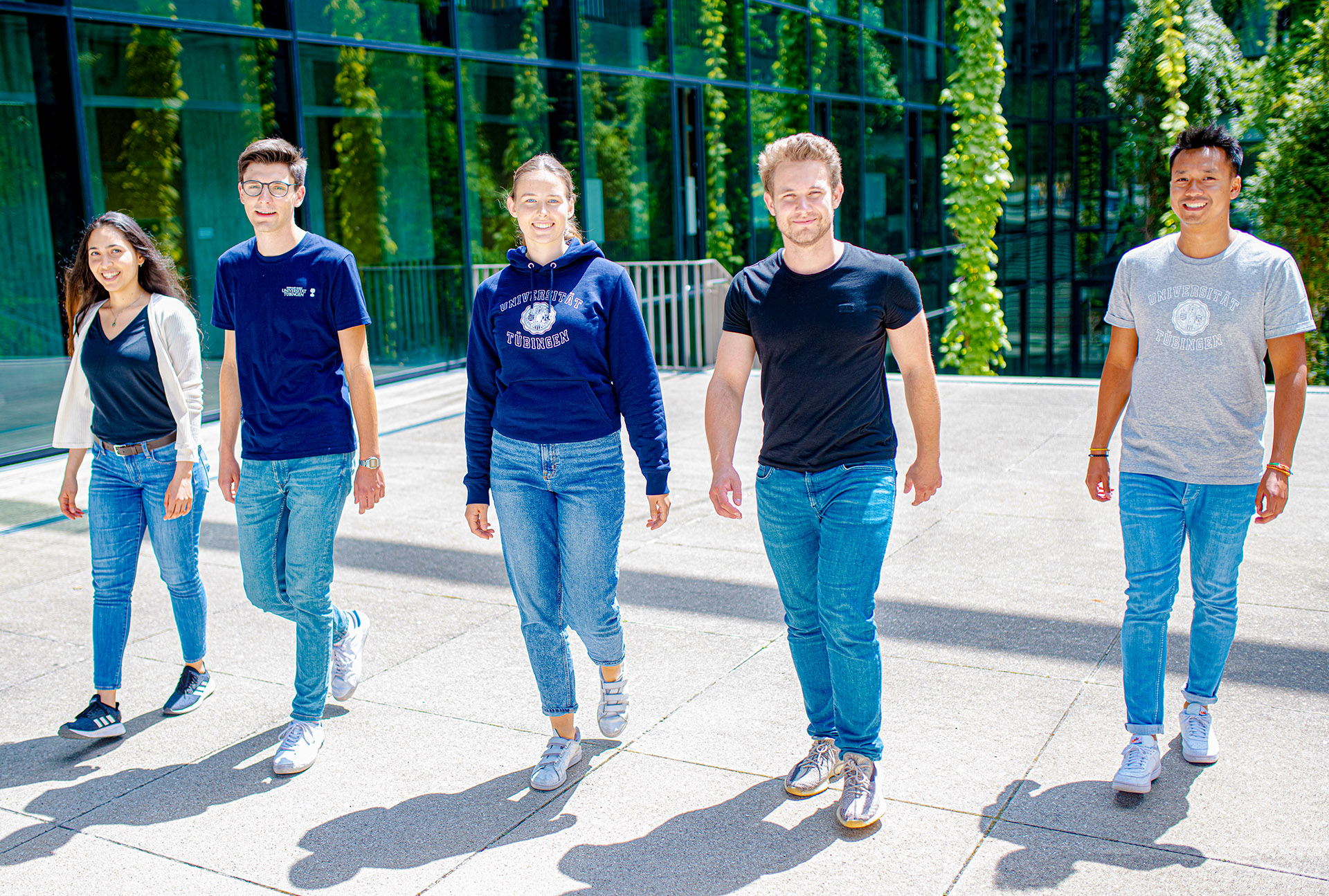 5 Studierende laufen über den Campus Morgenstelle