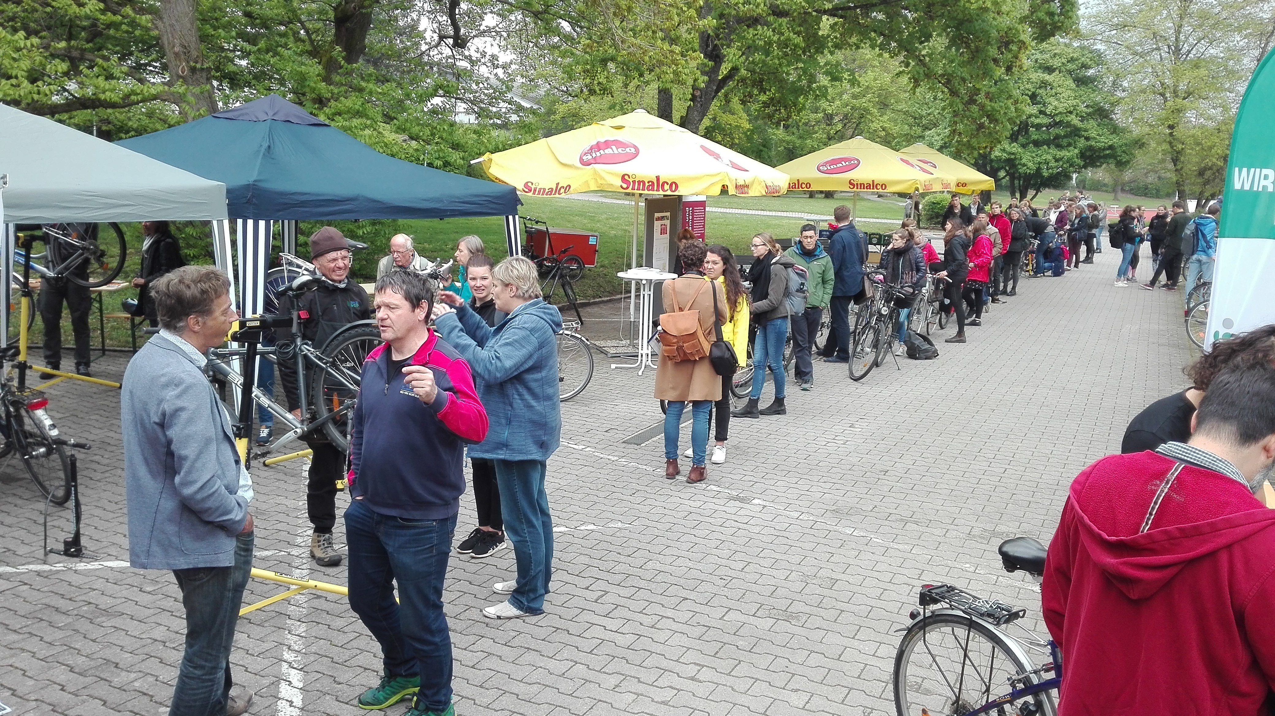 Warteschlange von Studierenden mit Fahrrädern vor der RadCHECK-Station