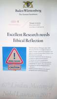 Poster mit dem Motto des IZEW: Exzellente Forschung braucht ethische Reflexion.