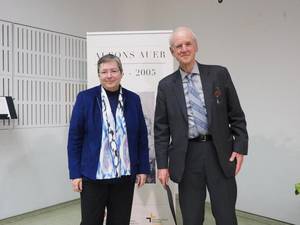 Professorin Dr. Ruth Scoralick, Dekanin der Katholisch-Theologischen Fakultät, überreicht den Alfons Auer Ethik-Preis an Charles Taylor. Foto: Universität Tübingen/Friedhelm Albrecht